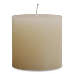 Eine Kerze in der Farbe „Weiß“.