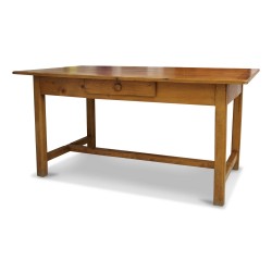 Un mobilier en sapin et étoile en marqueterie sur plateau