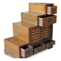 Eine Treppe im „japanischen“ Stil, fünf Schubladen
