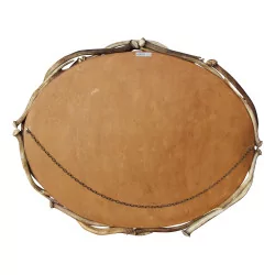 Ein ovaler Spiegel mit einem Rahmen aus Hirschgeweih.