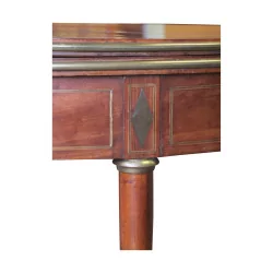 Ein runder Spieltisch aus Mahagoni und Furnierholz
