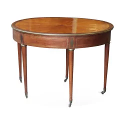 Ein runder Spieltisch aus Mahagoni und Furnierholz