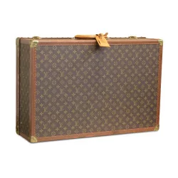 Un bagage "Louis Vuitton" recouvert de cuir imprimé, orné de laiton doré