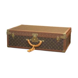 “Louis Vuitton”行李箱采用印花皮革覆盖，饰有镀金黄铜