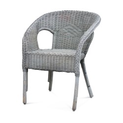 Une paire d’assise en rotin coloris gris matte
