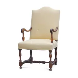 Сиденье в стиле Людовика XIII из орехового дерева, обтянутое светло-желтой тканью.