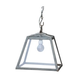 Un luminaire d’extérieur en métal patiné et verre