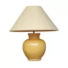 A yellow porcelain light fixture with yellow lampshade - Moinat - Table lamps