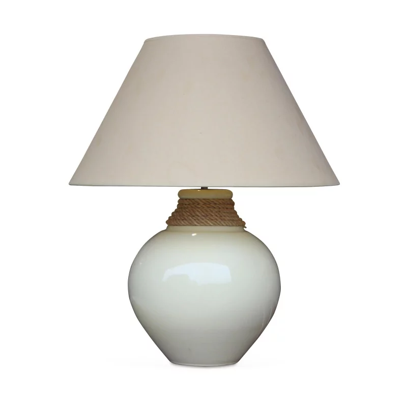 A light yellow porcelain light fixture with yellow shade. - Moinat - Table lamps