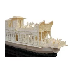 Une sculpture de bateau en ivoire richement sculptée