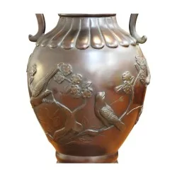 A Japanese bronze vase, \"Dragon and flowers\" decoration