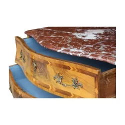 Un meuble de rangement en noyer avec plateau marbre comprenant deux tiroirs