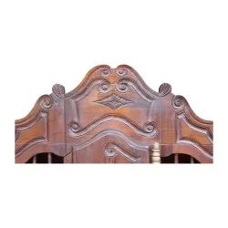 Ein dekoratives Möbelstück aus Nussbaumholz, provenzalisch