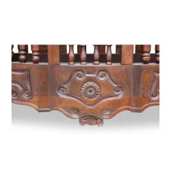 Ein dekoratives Möbelstück aus Nussbaumholz, provenzalisch