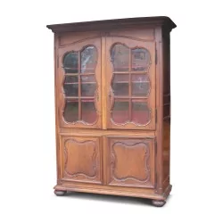 造型丰富的胡桃木展示柜/餐边柜。日内瓦
