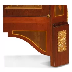 个“Sultane”桃花心木抽屉柜，带 3 个抽屉和 3 个门