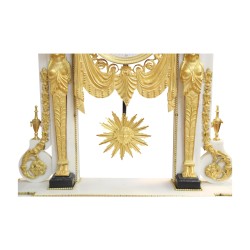 Une pendule Louis XVI richement décorée de bronzes dorés ciselés