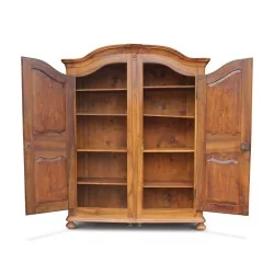 Богато инкрустированный и формованный шкаф для хранения ореха и вишни.