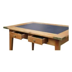 Une table en cerisier avec un plateau central en ardoise, deux tiroirs