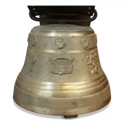 Une cloche en bronze, écusson Suisse sur la cloche et le collier. Fonderie M. Brügger.