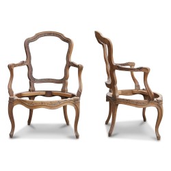 Paire de carcasses  fauteuil cabriolet Louis XV en noyer, dans le goût "Nogaret"