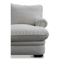 Ein beiges Sofa mit silbernem Rautenmuster.