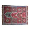 Un tapis "Kilim" en laine, coloris vert, rouge, bleu, noir et blanc. - Moinat - Tapis