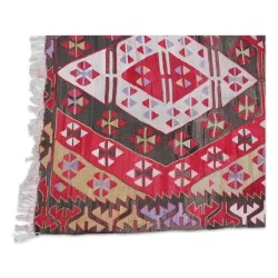Un tapis "Kilim" en laine, coloris rouge, blanc, jaune et bleu.