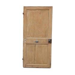 Eine Tür aus geformtem Tannenholz.