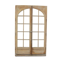 Une porte fenêtre cintrer en sapin avec cadre