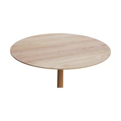 Une table ronde en bois de frêne