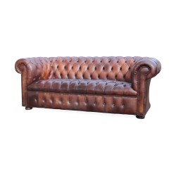 Ein „Chesterfield“-Sofa aus Leder, braune Patina. Restauriert