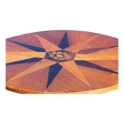 Une table ronde en bois de marqueterie, plateau richement marqueté. Pied tripode. Italie