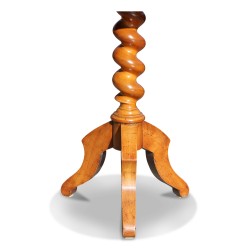 圆桌采用镶嵌木制成，顶部镶嵌精美。三脚架脚。意大利