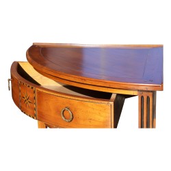 Ein Nachttisch/Ecktisch aus Kirschholz, montiert auf Eiche. Modell „Richelieu“.