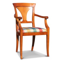 Une paire de fauteuils "Palmette" en merisier recouvert de tissu à carreaux. Vers 1970