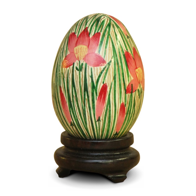a Russian wooden egg with red flower decoration on a green leaf - Moinat - Decorating accessories