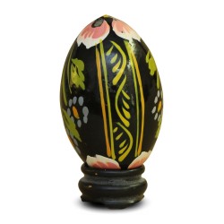 Русское деревянное яйцо с цветочным декором.