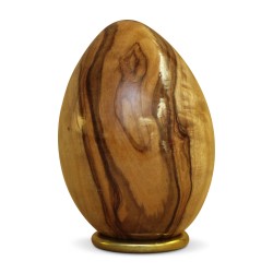 Ein Porzellan-Ei mit „Holzeffekt“-Bemalung