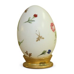 一个花卉装饰的鸡蛋