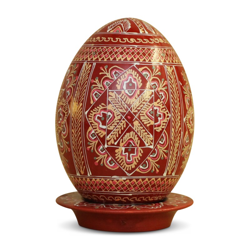 Деревянное яйцо с геометрическим декором на красном фоне. - Moinat - Декоративные предметы