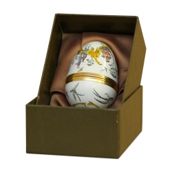 Un oeuf en porcelaine avec sa boîte. Angleterre