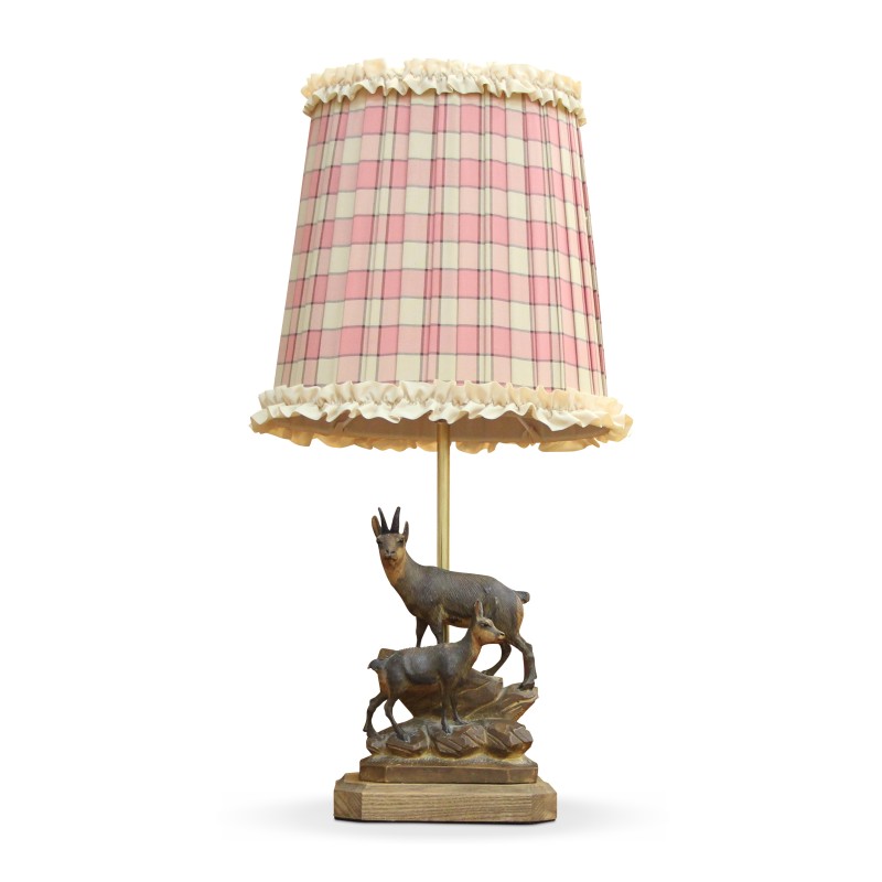 A Brienz “Couple de chamois” lamp in carved wood and red checkered lampshade - Moinat - Table lamps