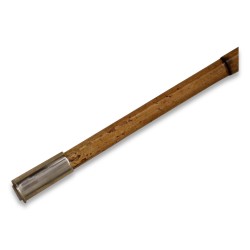 Une canne en bambou avec cross en bois
