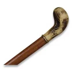 Une canne en bois avec cross en ivoire