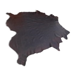 Un peau entière "Luxury" en cuir de vache, coloris brun foncé. Surface : 4.45 m2