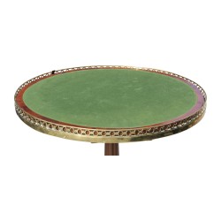 Ein Sockeltisch aus geformtem Mahagoni im Louis-XVI-Stil mit abnehmbarer Platte aus weißem Marmor