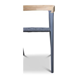 Ein „Jive“-Sessel aus beschichtetem Aluminium, der Sitz aus Olefinfaser und Teakholz