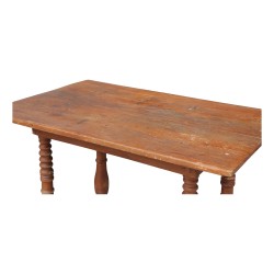 质朴的杉木桌子。瑞士人