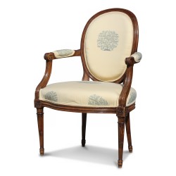 胡桃木路易十六徽章座椅，署名 I. Avisse。座椅高度：45 厘米。